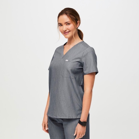 Fig Scrubs | light gray | Size: Medium | One pocket top - Picture 2 of 3